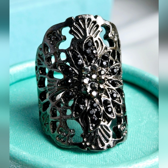 Intricate Dark Black Gray Floral Ring Size 7 - Picture 1 of 16